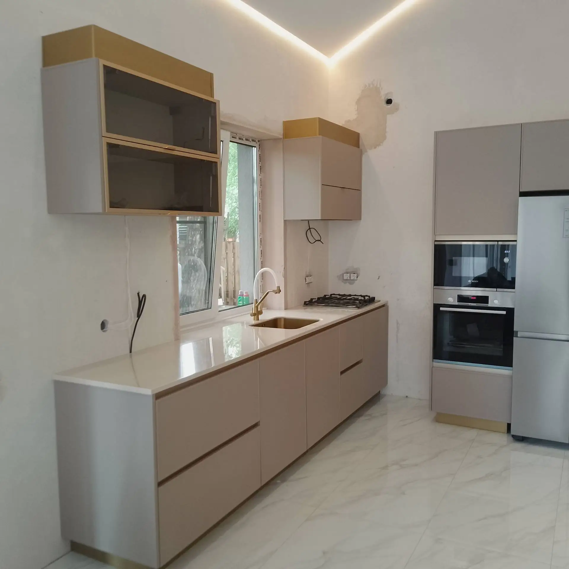 Кухня с золотистыми акцентами и подсветкой — фото 1